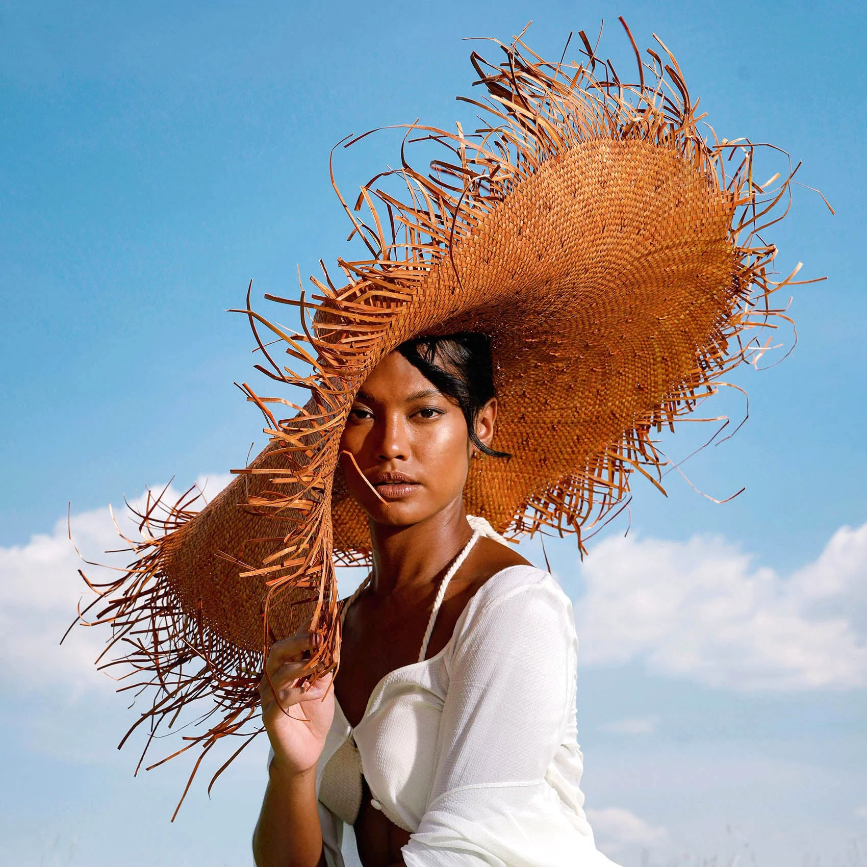 AMORA Oversized Woven Straw Hat in Burnt Caramel - Image 3