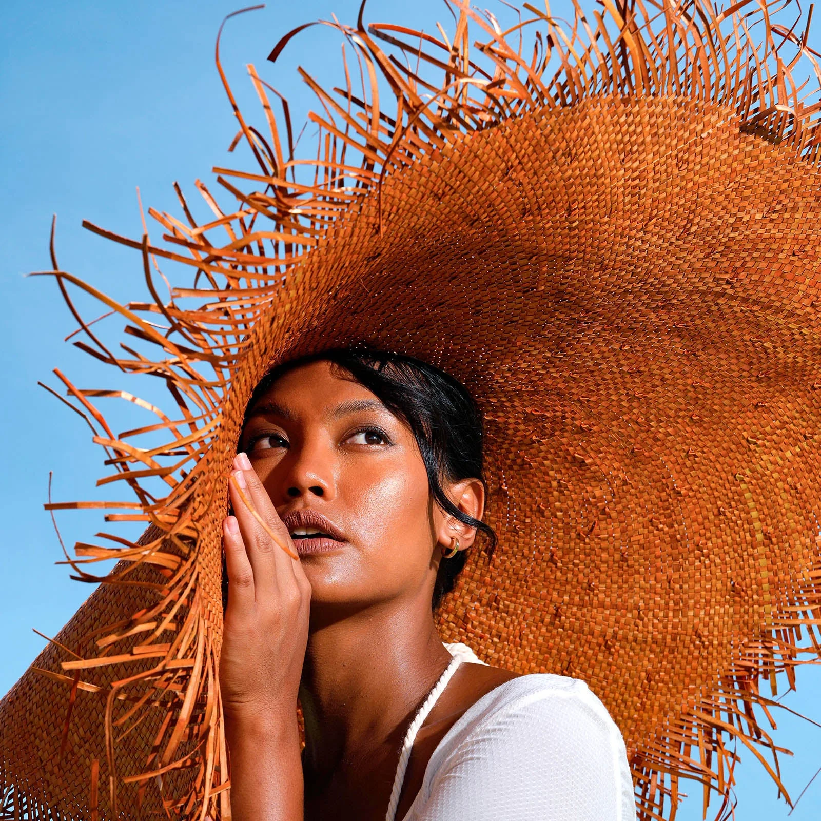 AMORA Oversized Woven Straw Hat in Burnt Caramel - Image 4