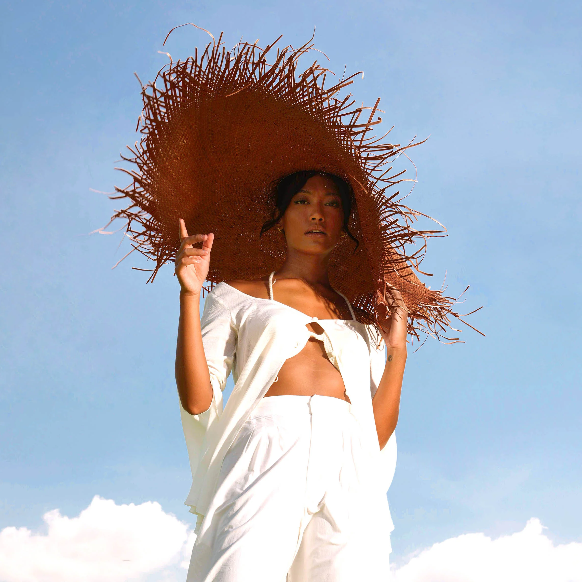 AMORA Oversized Woven Straw Hat in Burnt Caramel - Image 5