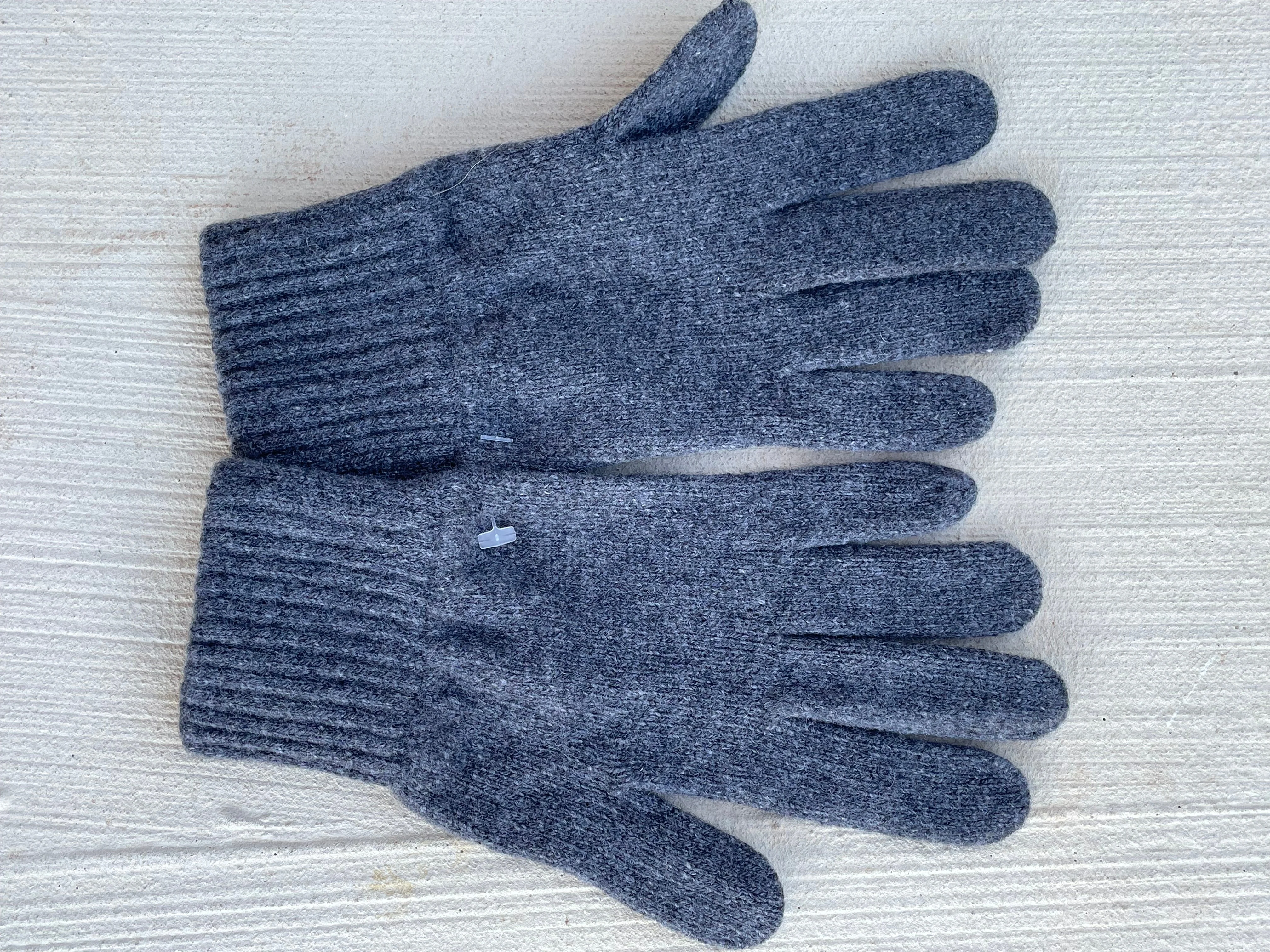 Bedford Recycled Cashmere Gloves - Charcoal - Image 2