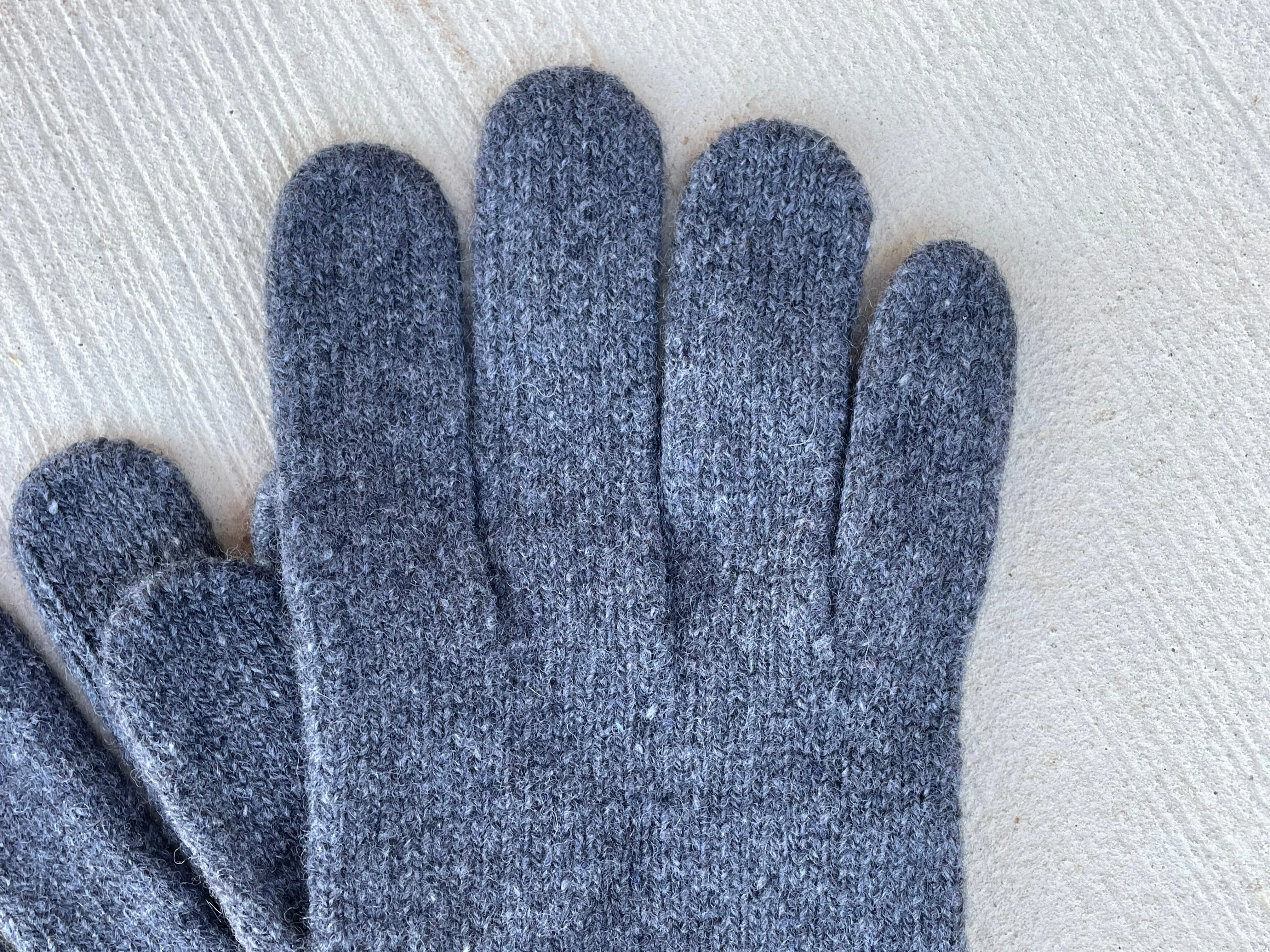Bedford Recycled Cashmere Gloves - Charcoal - Image 4