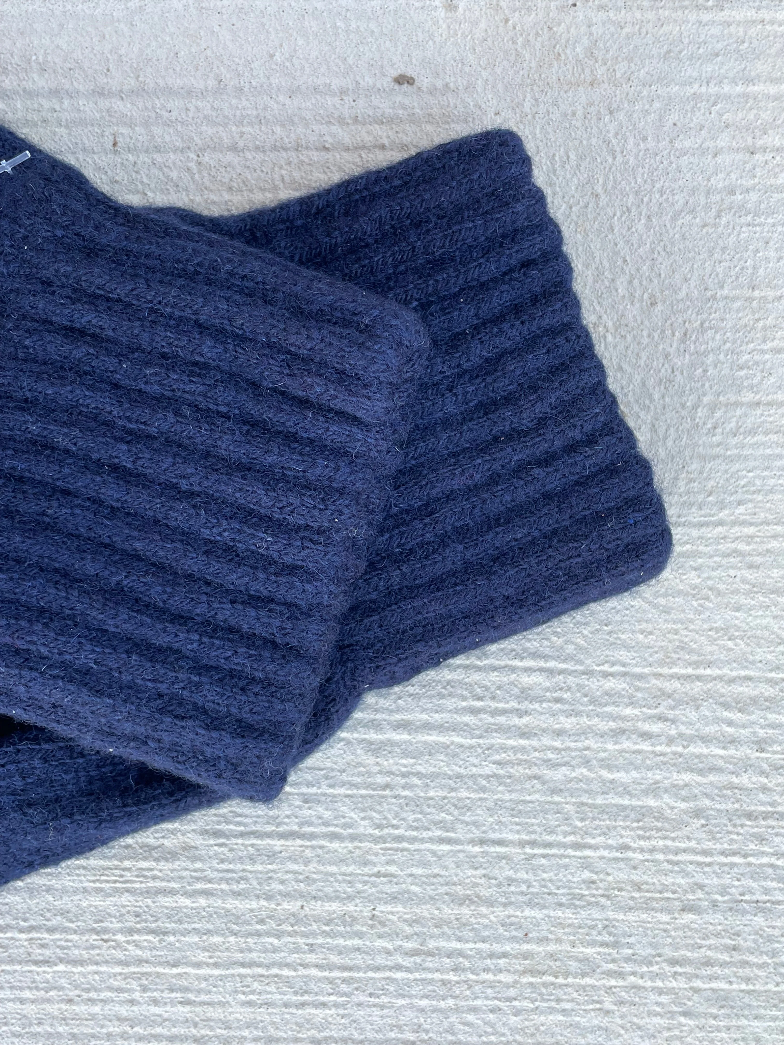 Bedford Recycled Cashmere Gloves - Navy - Image 4