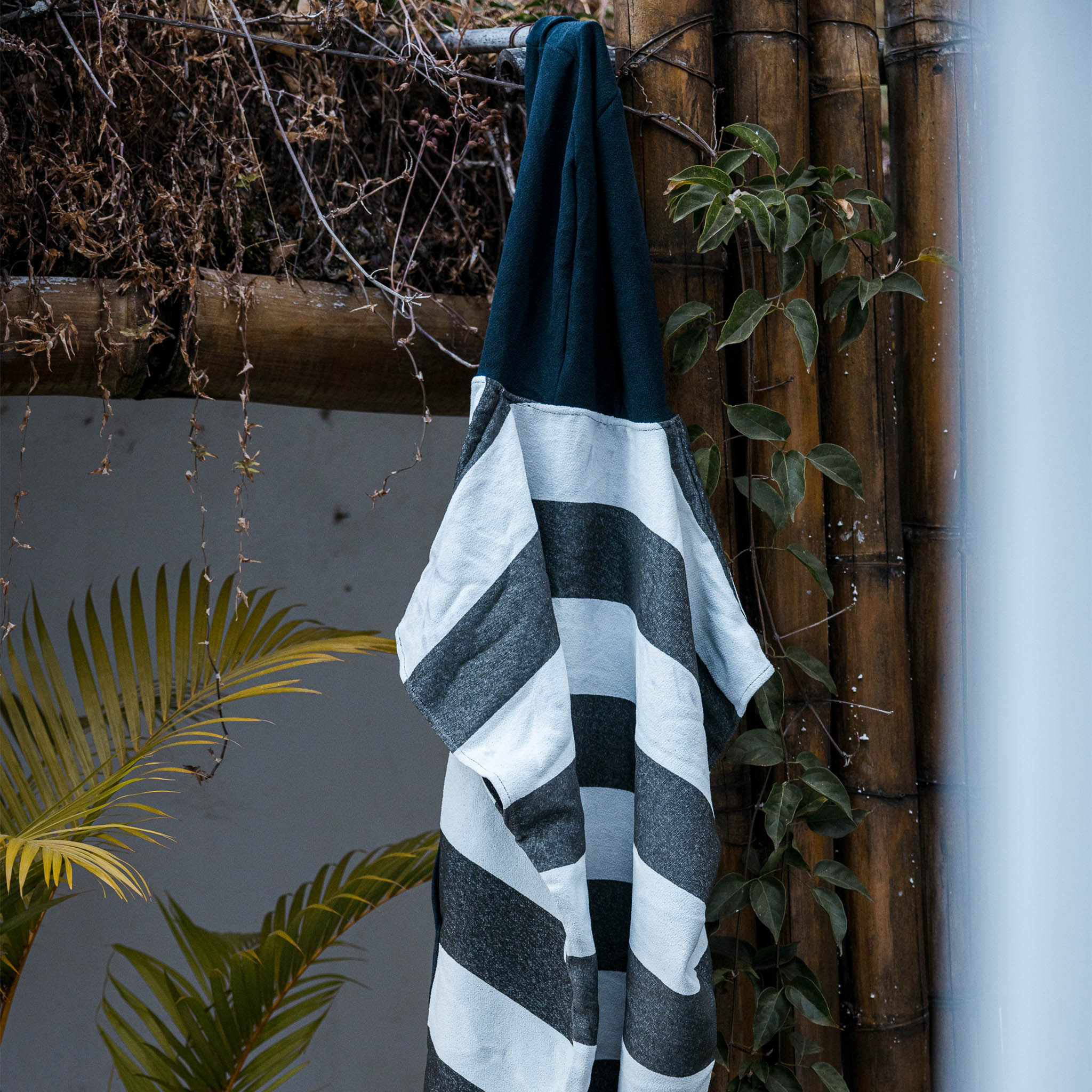 Changing Poncho: Stripes Noll Black - Image 4