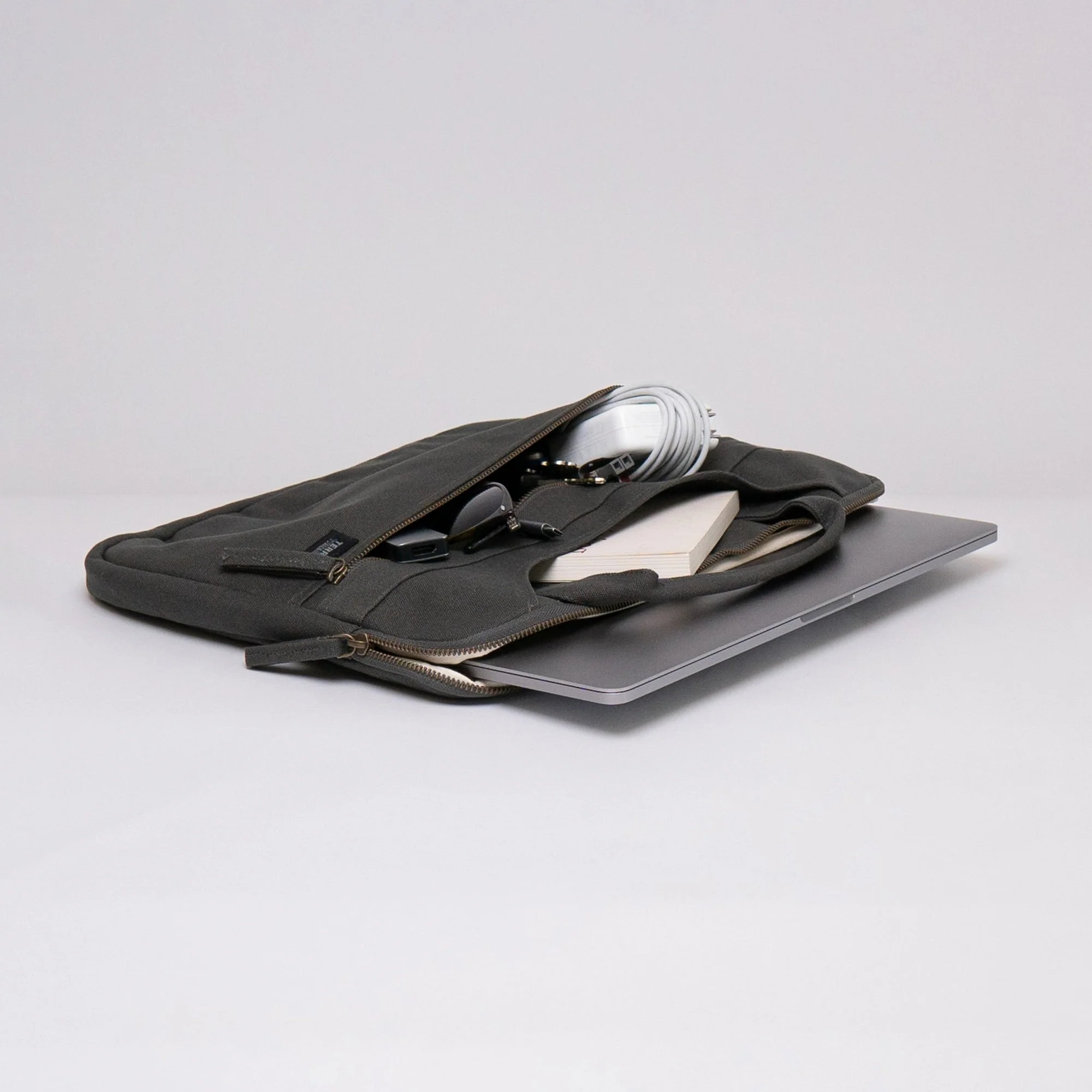 Hasta Laptop Sleeve with handles - Image 7