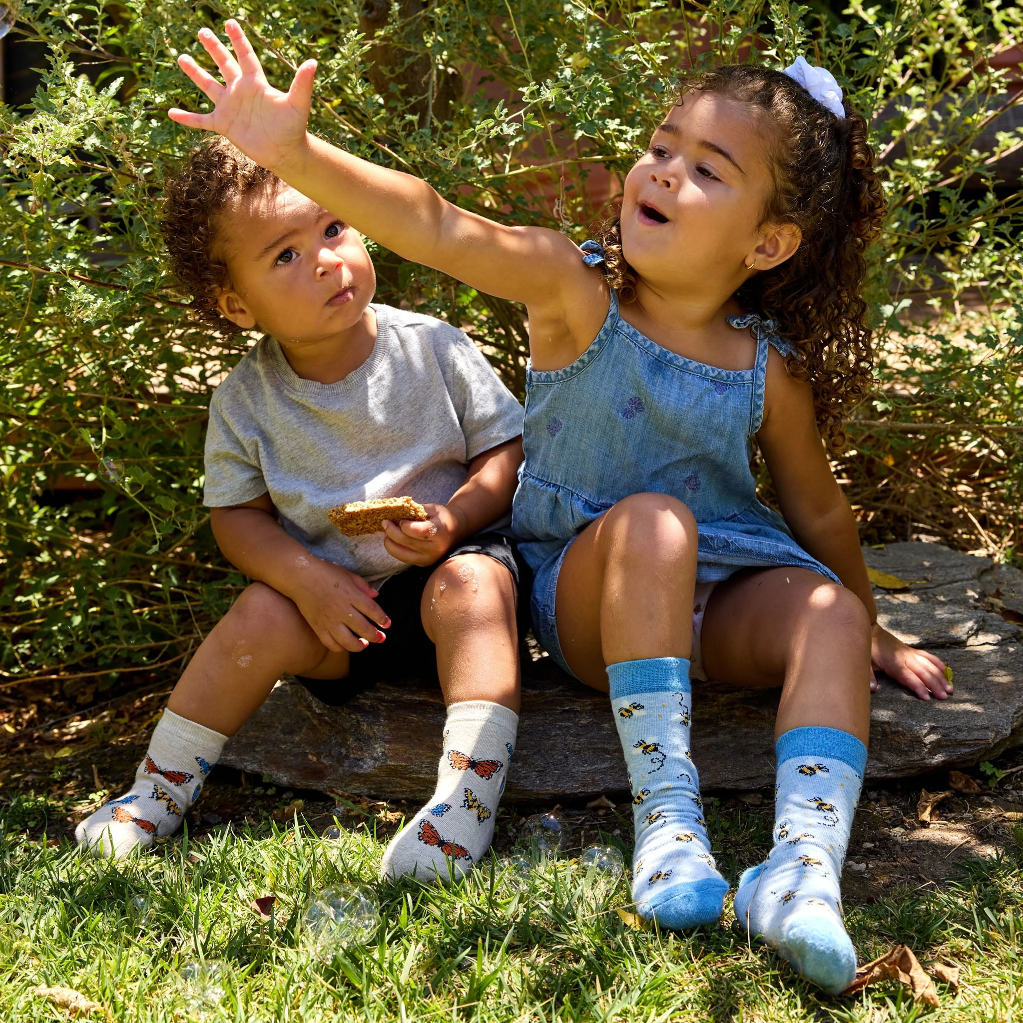 Kids Socks that Protect Bees - Image 9