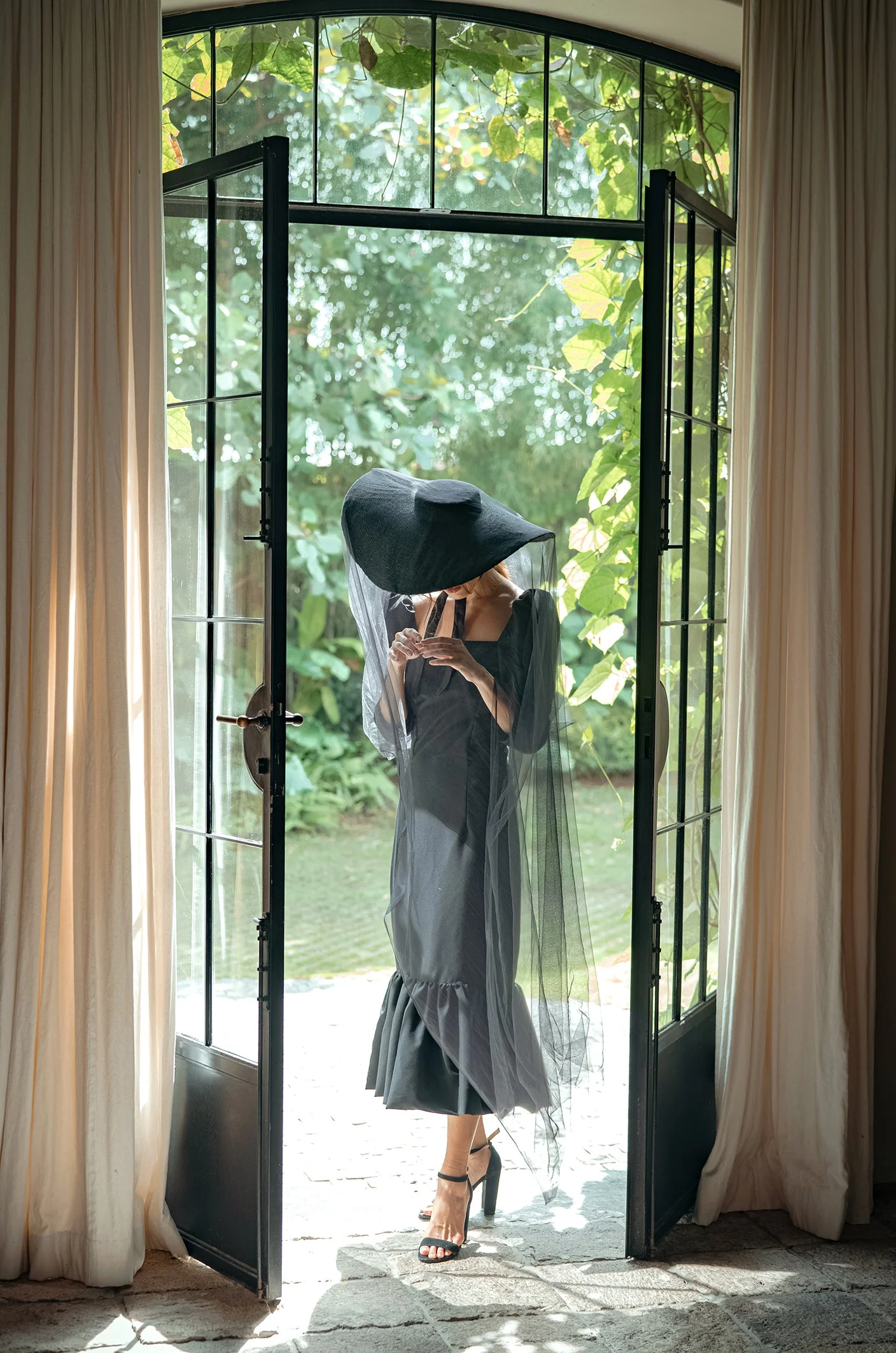LOLA Wide Brim Jute Straw Hat In Black - Image 2