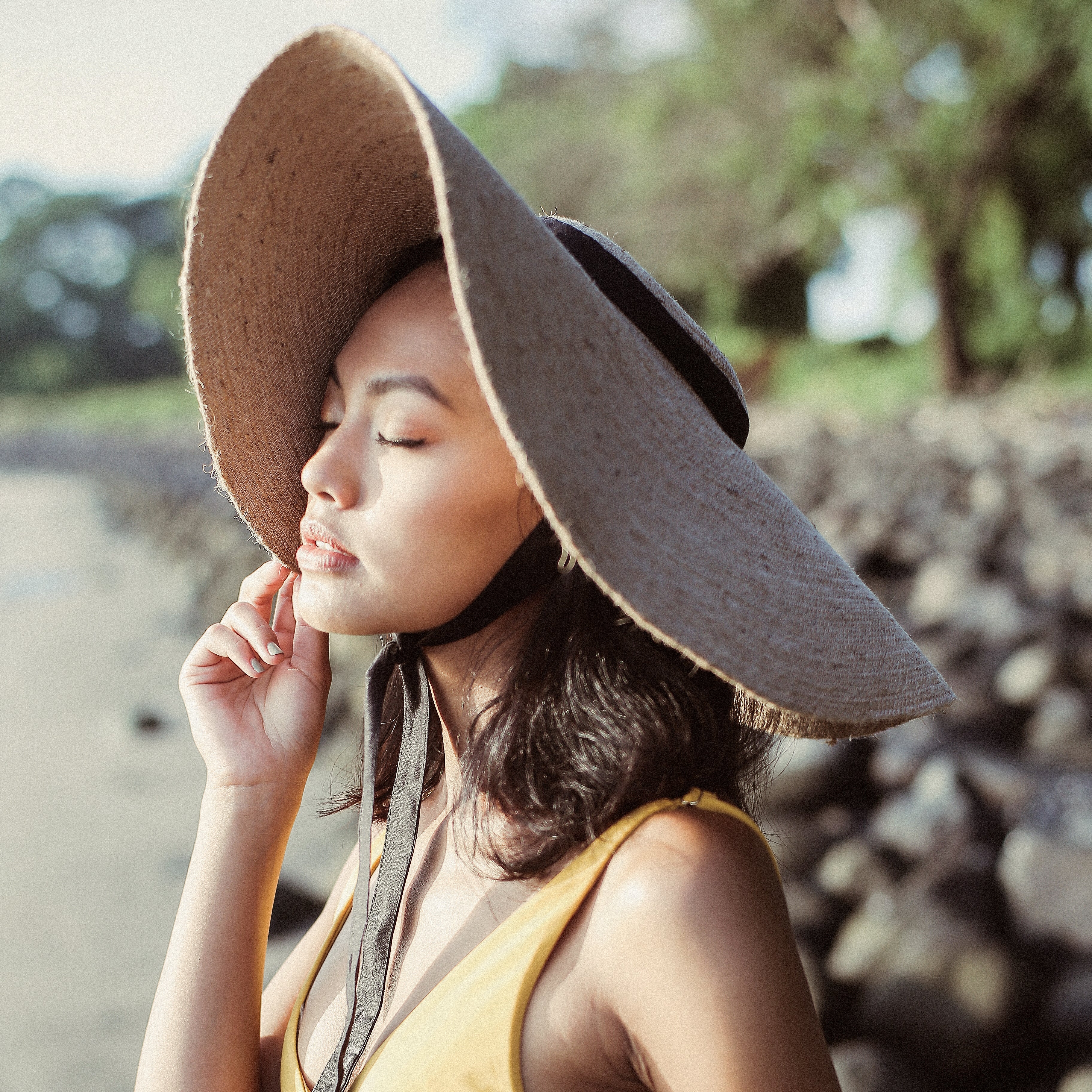 LOLA Wide Brim Jute Straw Hat with Black Strap - Image 2