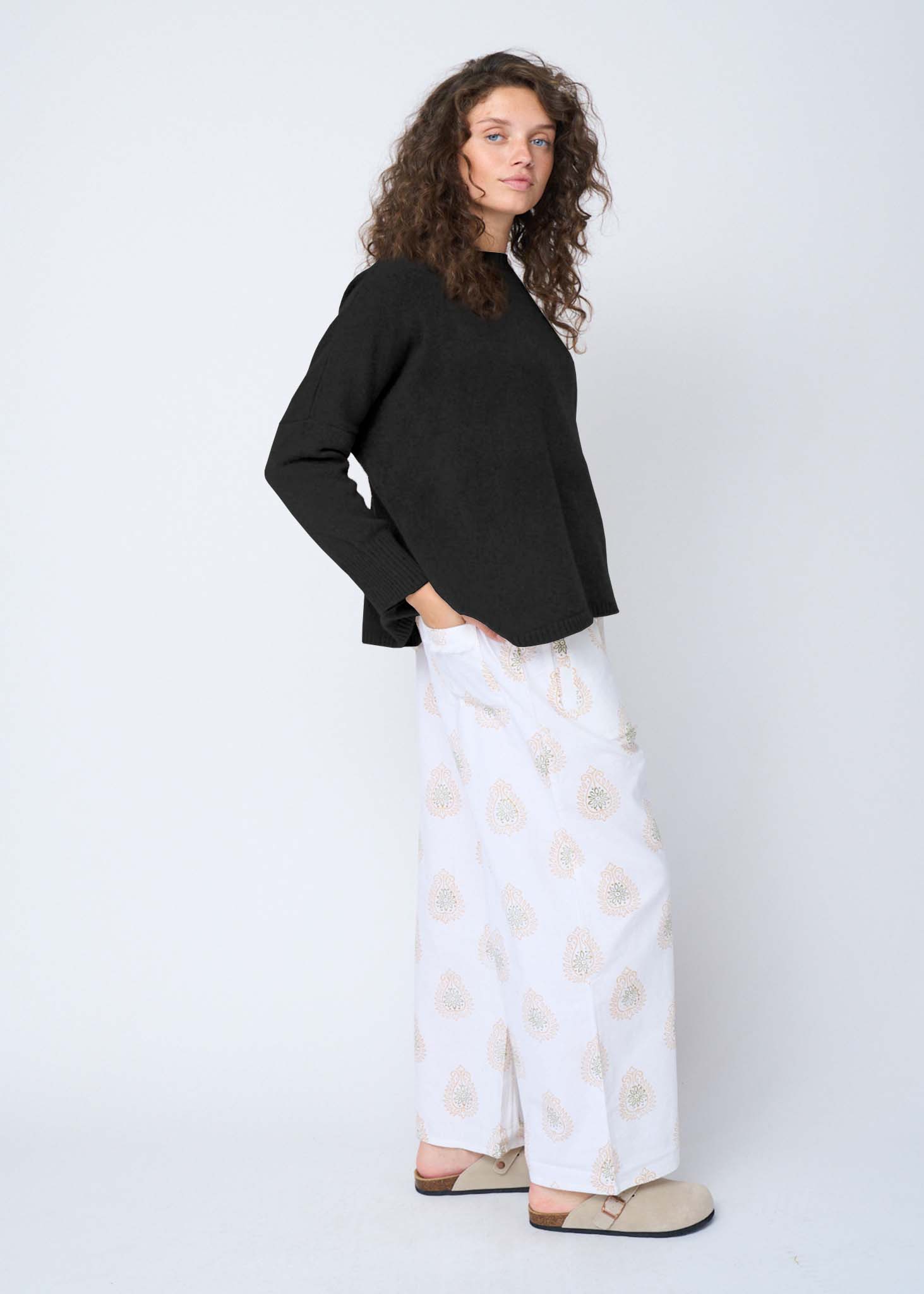 Nantucket Boxy Recycled Cashmere Sweater - Black - Image 9
