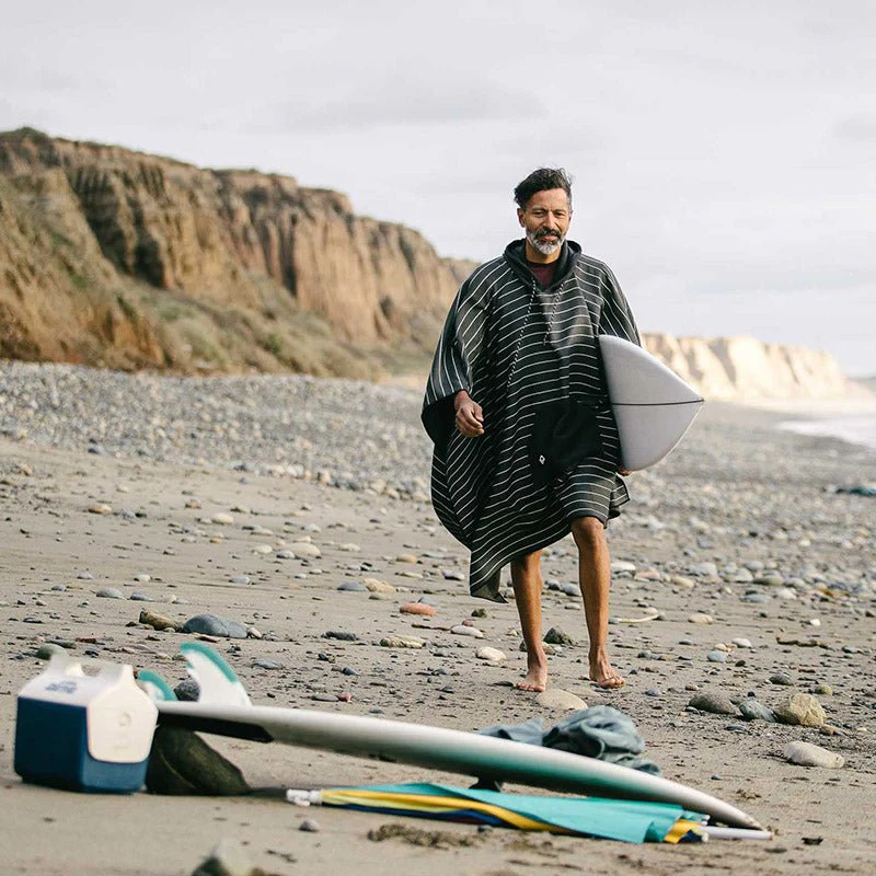 Poncho Towel: Pinner Black - Image 7