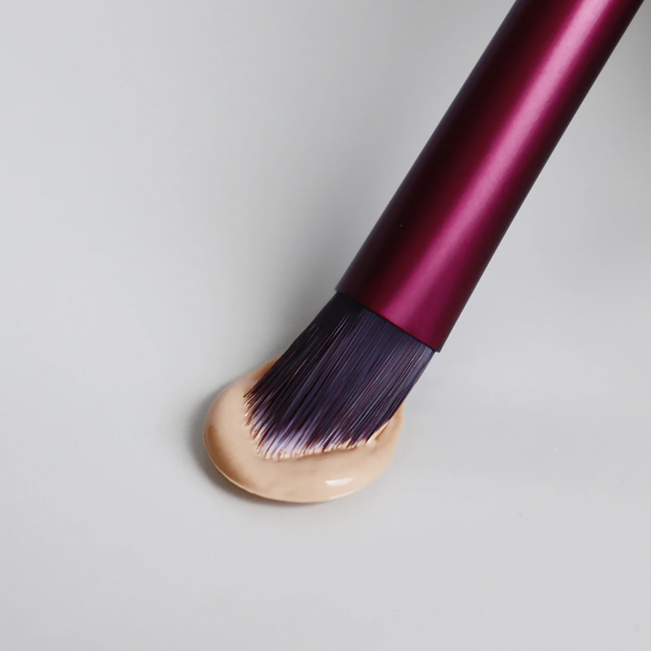 Pro Triangle Concealer Brush - Image 2