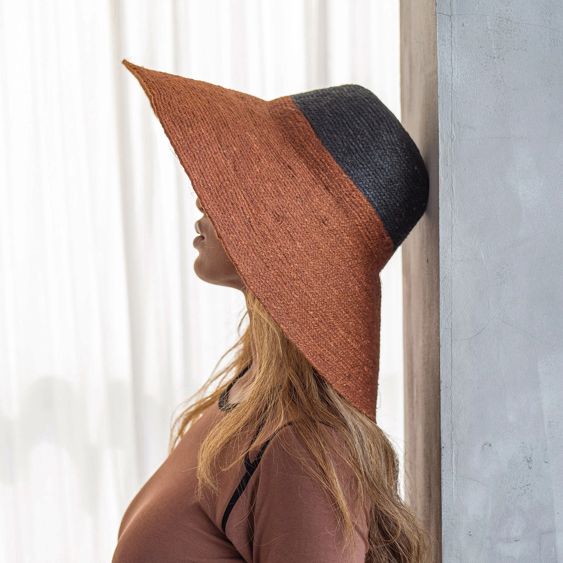 RIRI DUO Jute Handwoven Straw Hat in Burnt Sienna & Black - Image 4