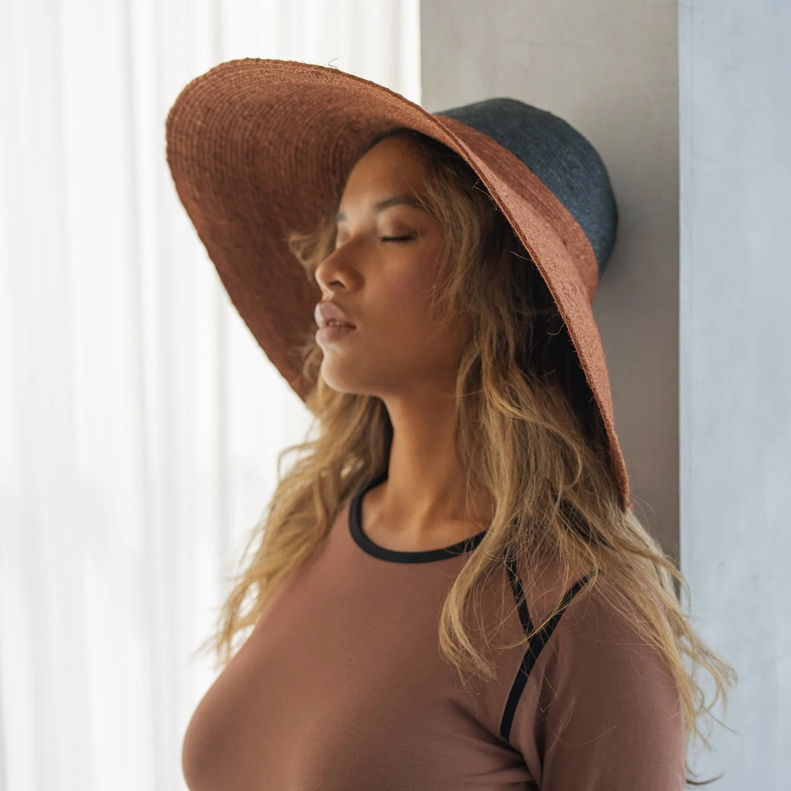 RIRI DUO Jute Handwoven Straw Hat in Burnt Sienna & Black - Image 5