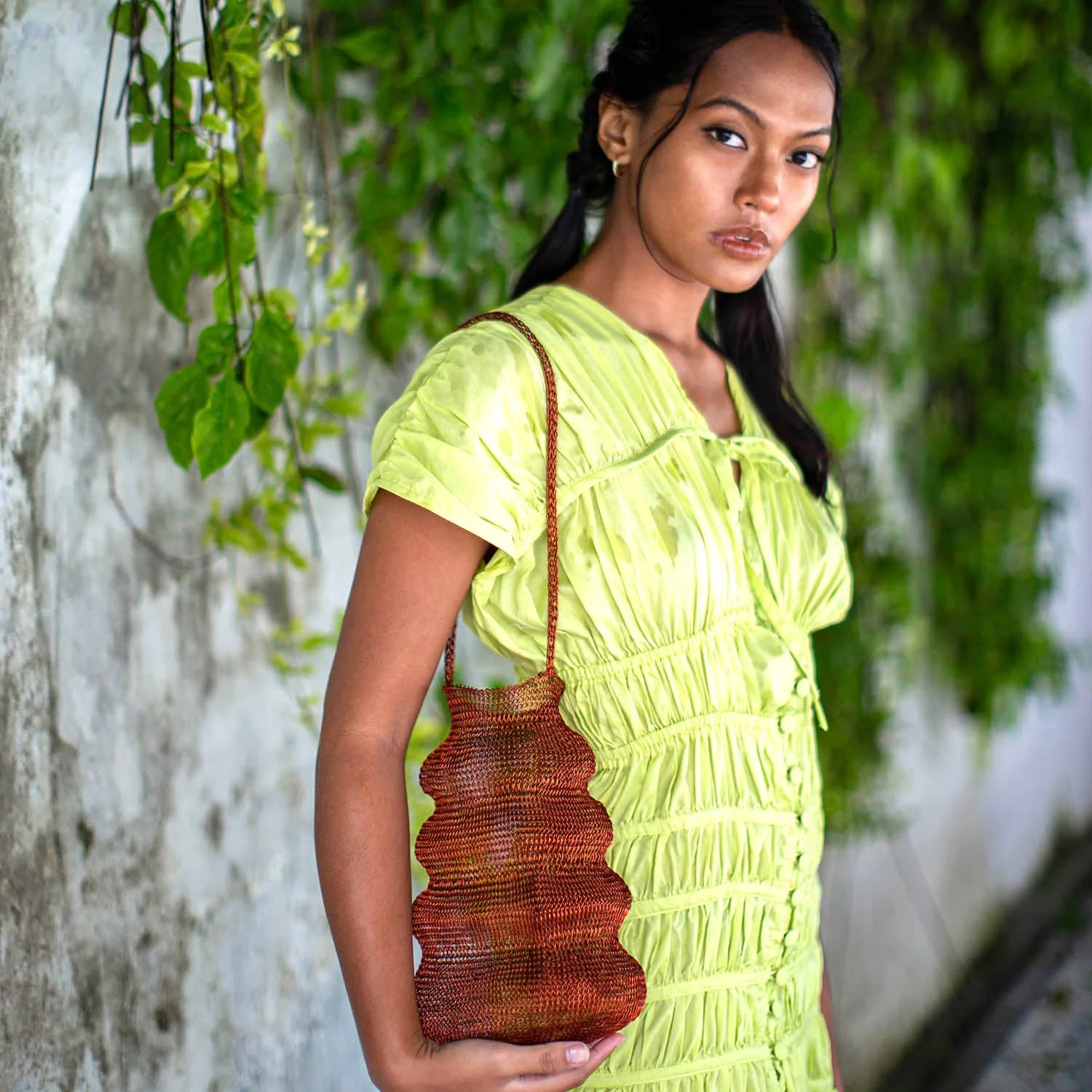 SHELL Handwoven Wire Bag In Copper - Image 4