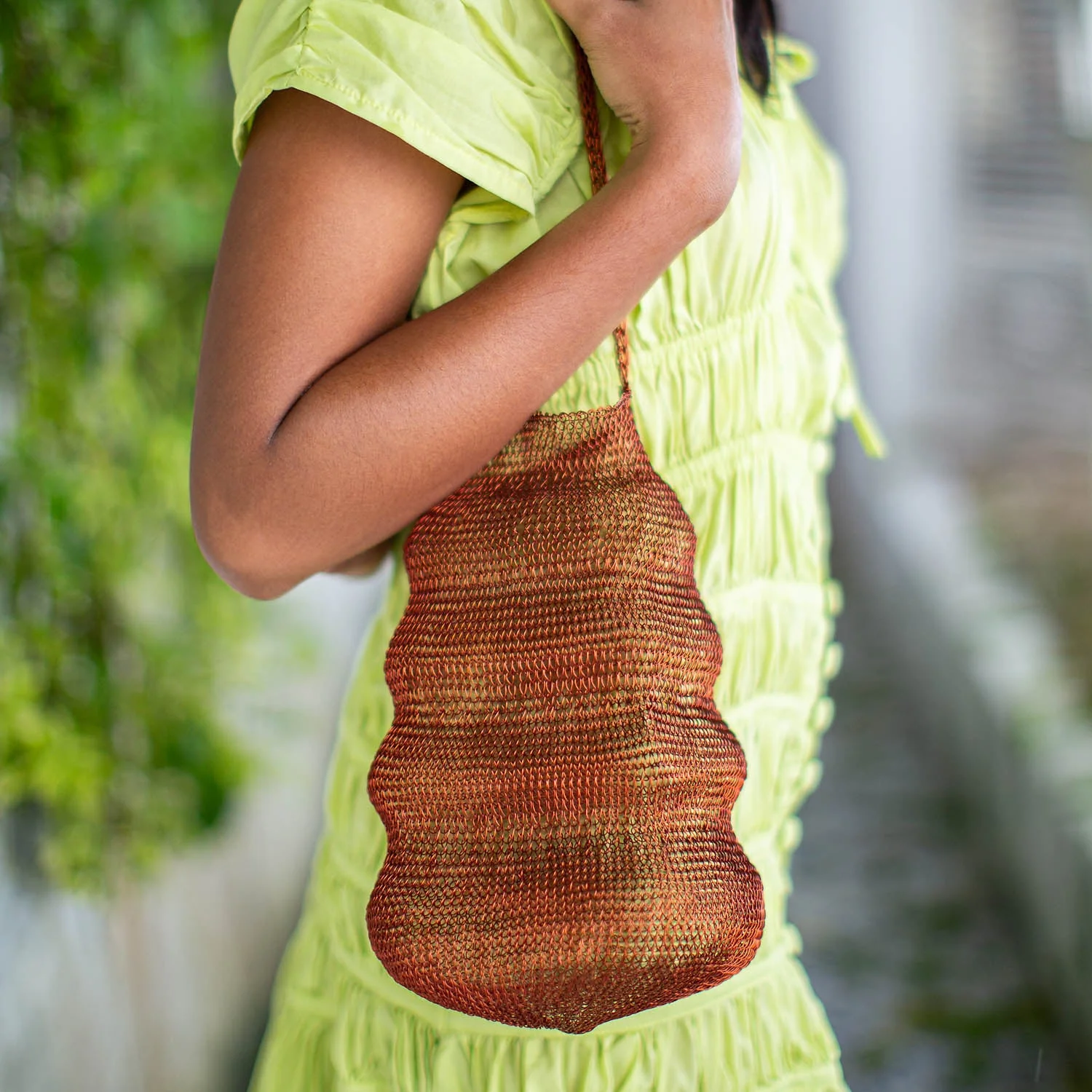 SHELL Handwoven Wire Bag In Copper - Image 5