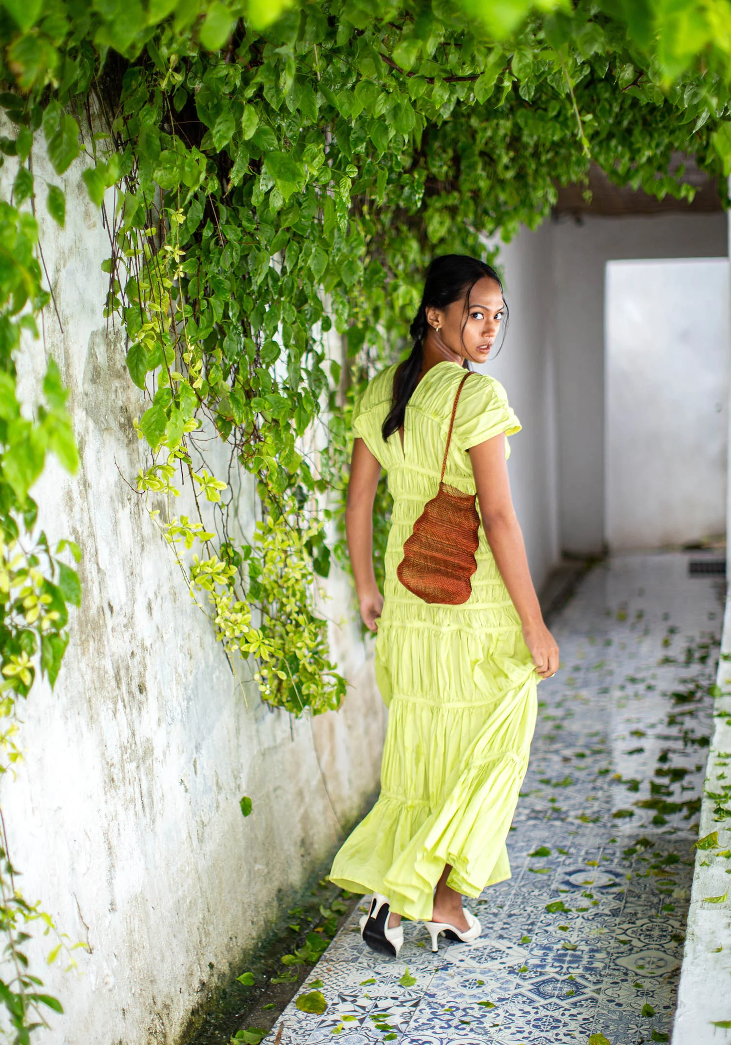 SHELL Handwoven Wire Bag In Copper - Image 6