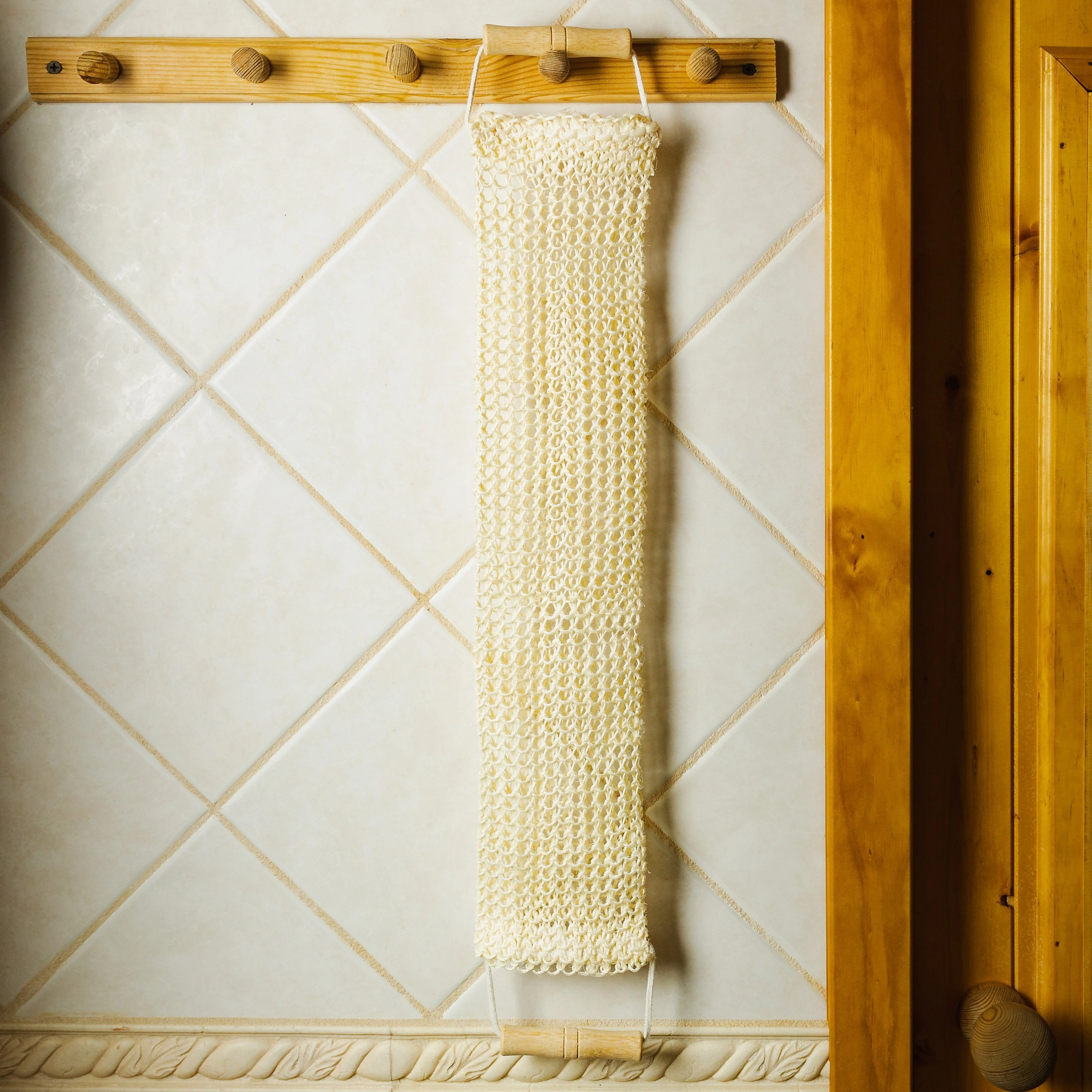 Sisal Back Scrubber with Bamboo Handles - Image 2