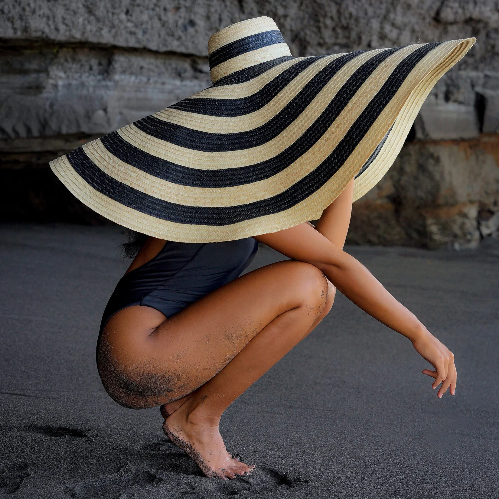 SOLANA Oversized Striped Straw Hat in Black & Natural - Image 3