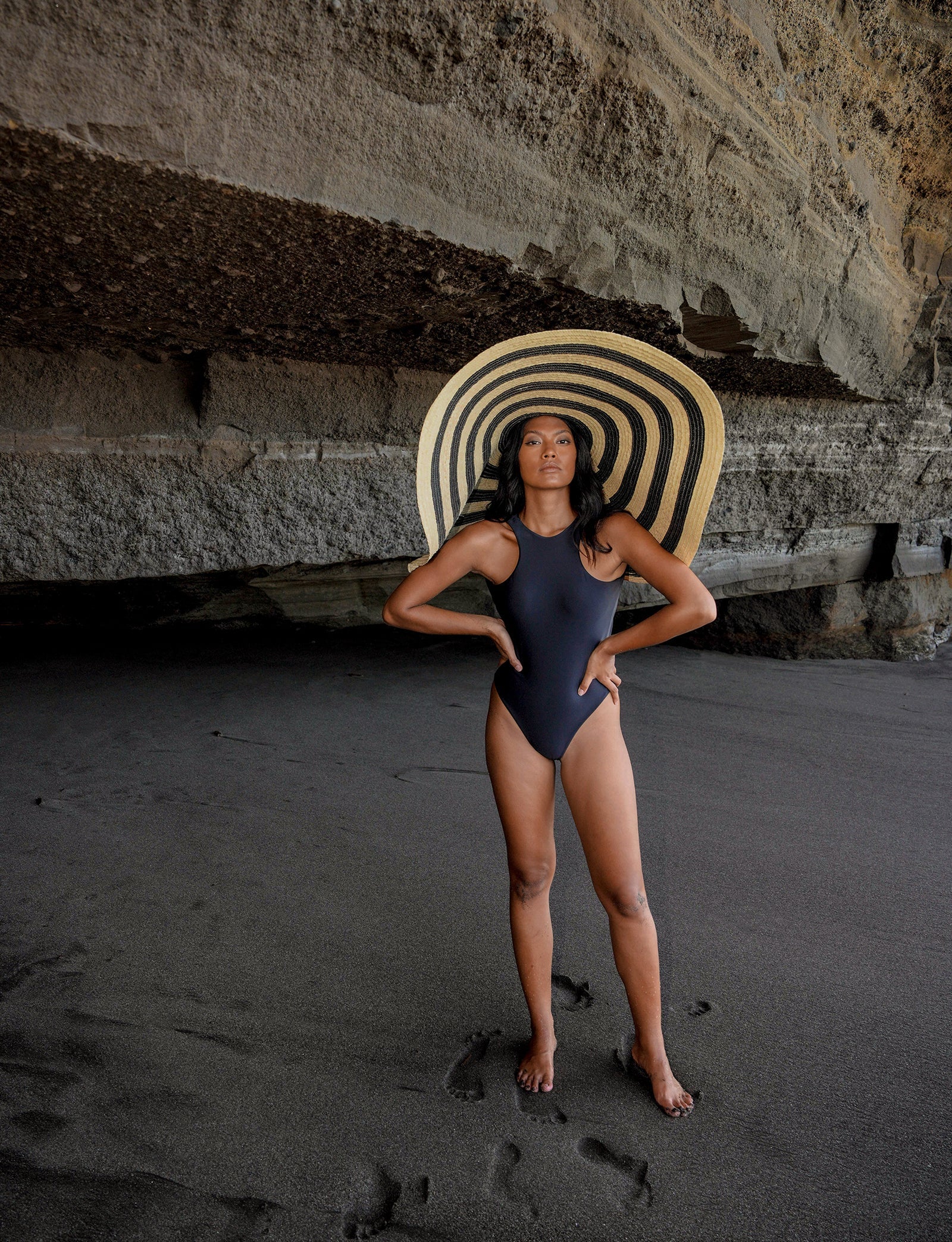 SOLANA Oversized Striped Straw Hat in Black & Natural - Image 5