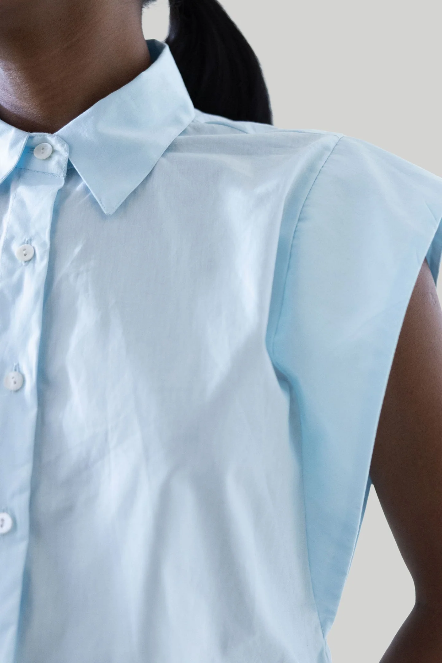 The Perfect Summer Button Down in Blue - Image 4