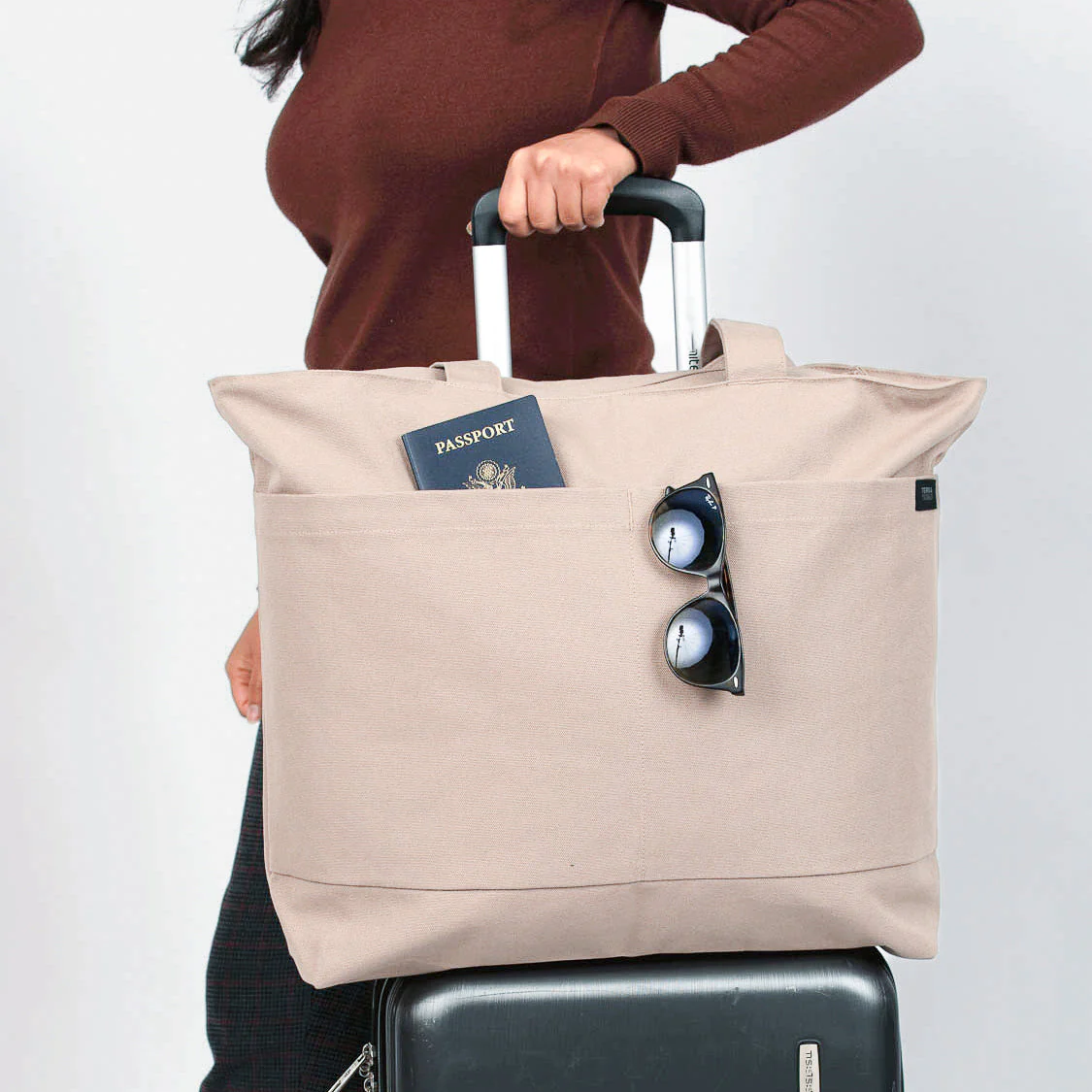 Tote bags with trolley sleeve - Image 16