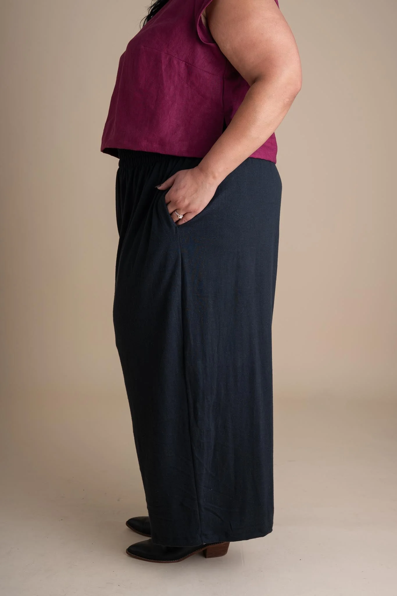 Weekend Pants in Graphite - Image 10
