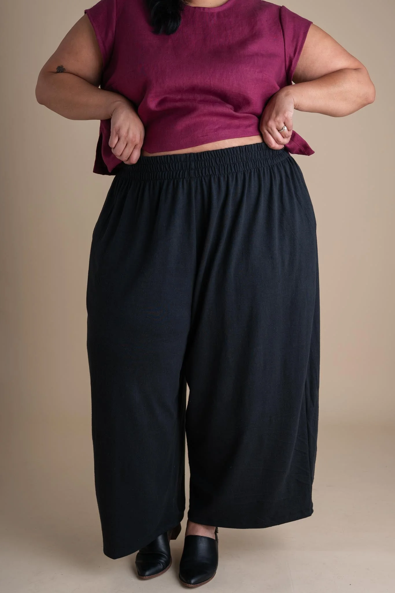 Weekend Pants in Graphite - Image 9