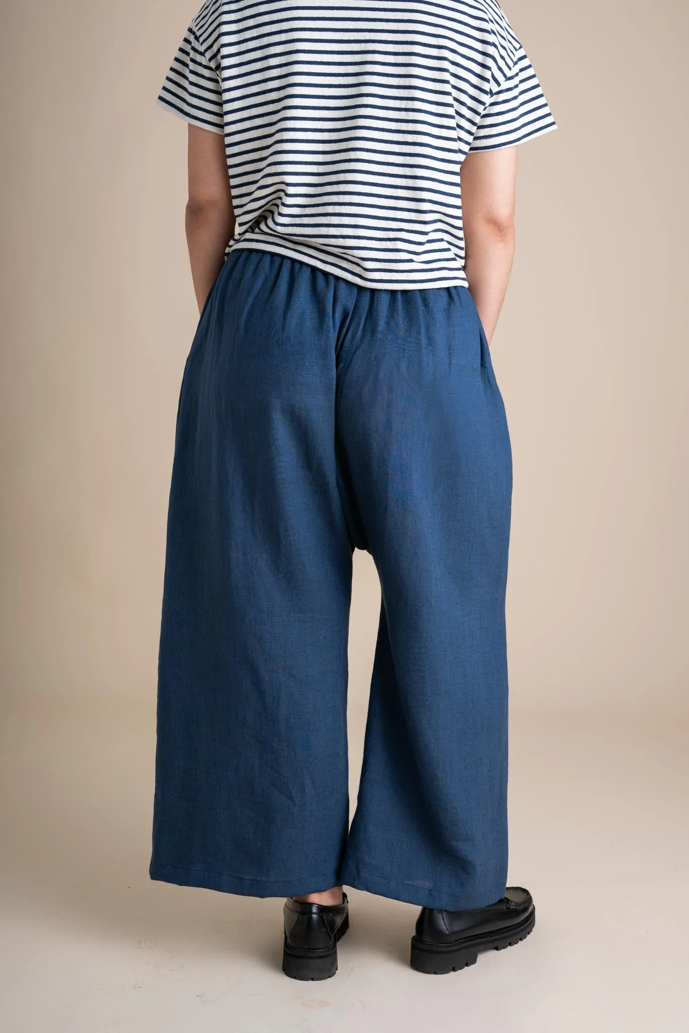 Weekend Pants in Navy - Image 4